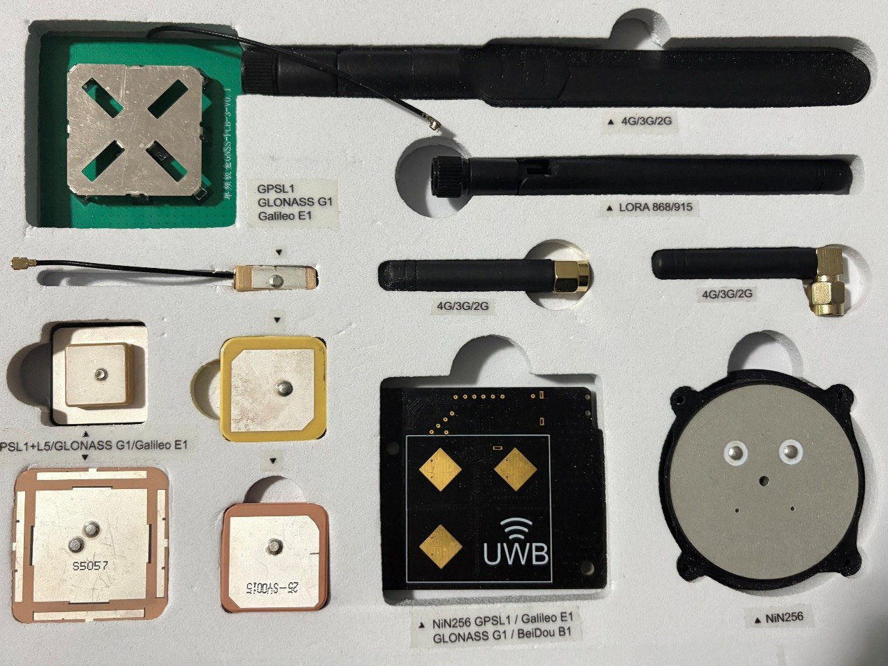 GPS and UWB antennas for IoT terminal